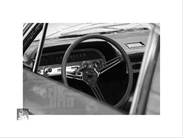 Voitures anciennes en noir et blanc